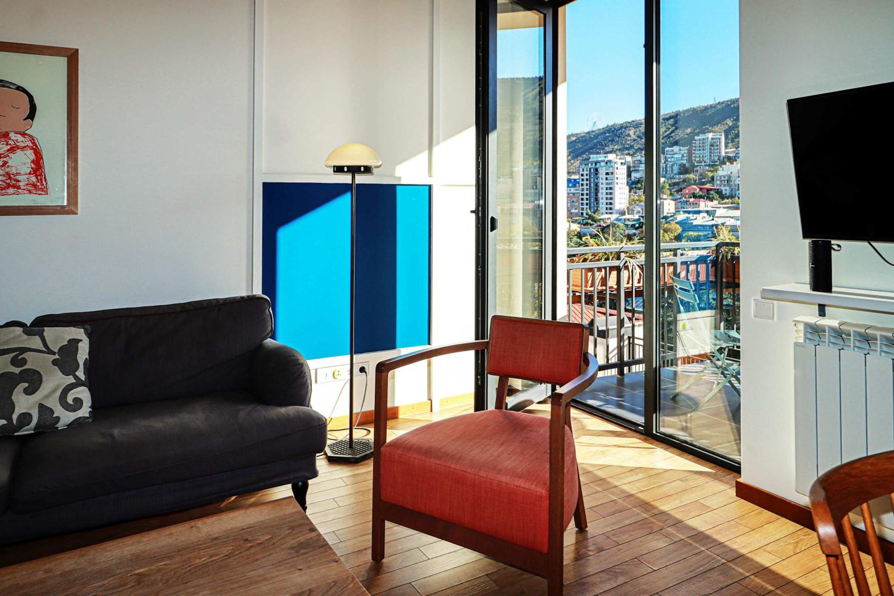 Modern 1BR apt w spacious balcony & a bathtub view 3