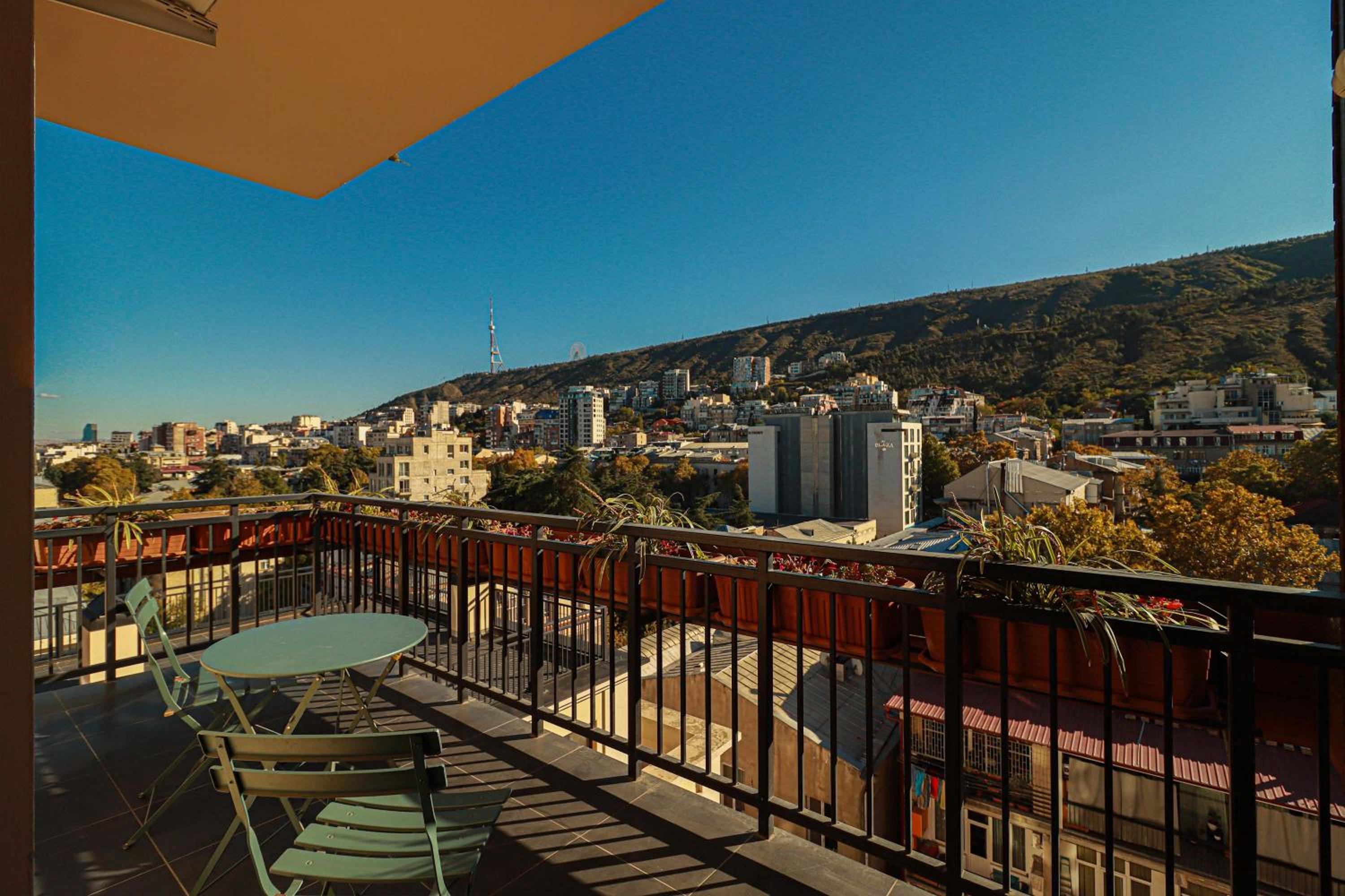 Modern 1BR apt w spacious balcony & a bathtub view 4
