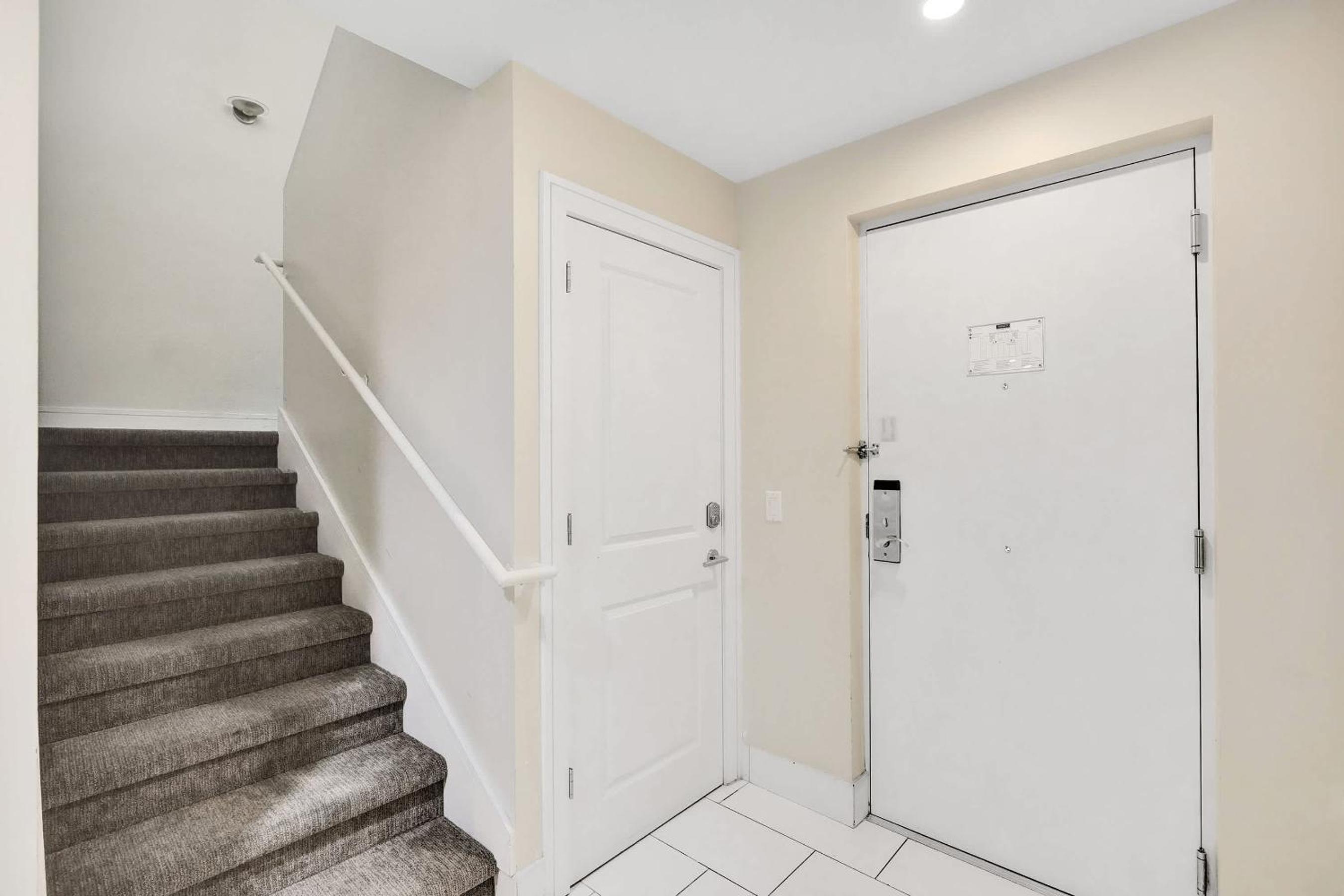 Villa Vista-2 Story w 3Bdrms & Golf View