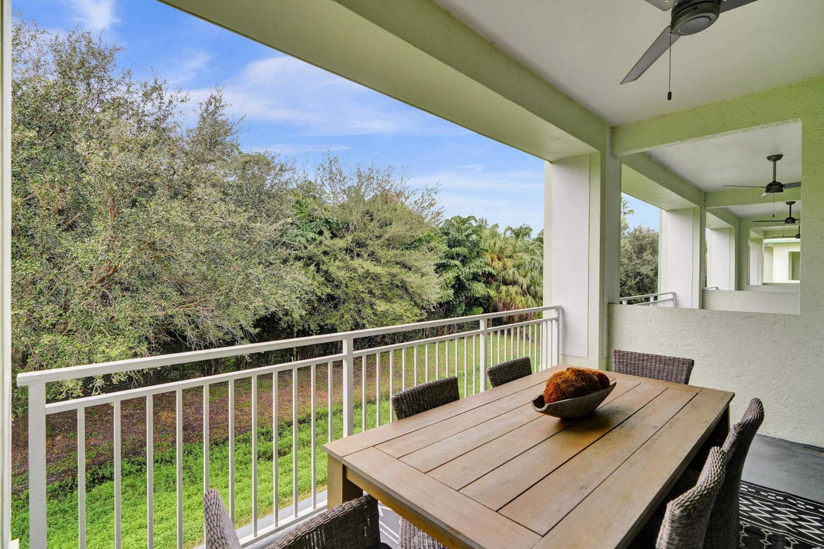 Villa Vista-2 Story w 3Bdrms & Golf View