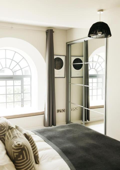 Oculus House - Luxe Riverside 2-Bed Apt - Next to Harbour & Cafes
