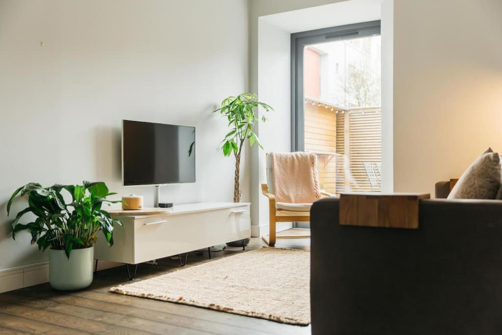 Oculus House - Luxe Riverside 2-Bed Apt - Next to Harbour & Cafes