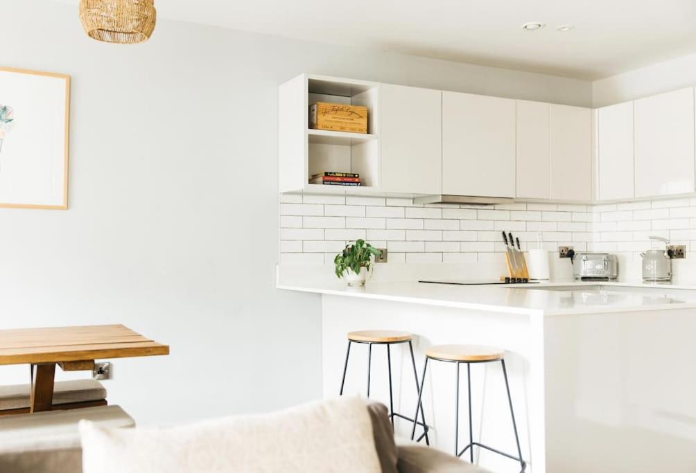 Oculus House - Luxe Riverside 2-Bed Apt - Next to Harbour & Cafes