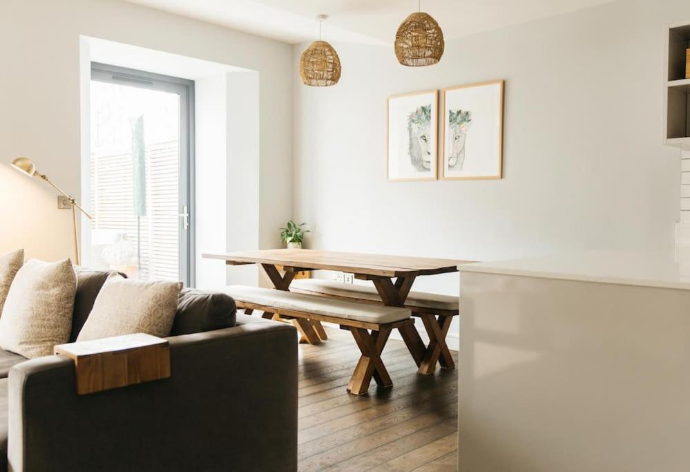 Oculus House - Luxe Riverside 2-Bed Apt - Next to Harbour & Cafes