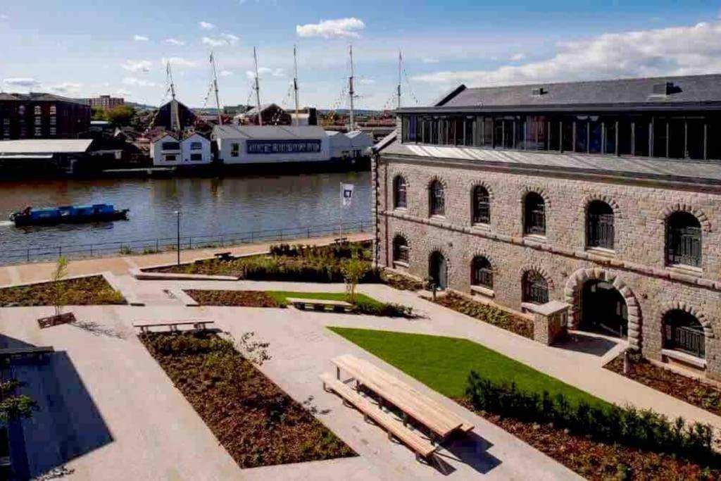 Oculus House - Luxe Riverside 2-Bed Apt - Next to Harbour & Cafes
