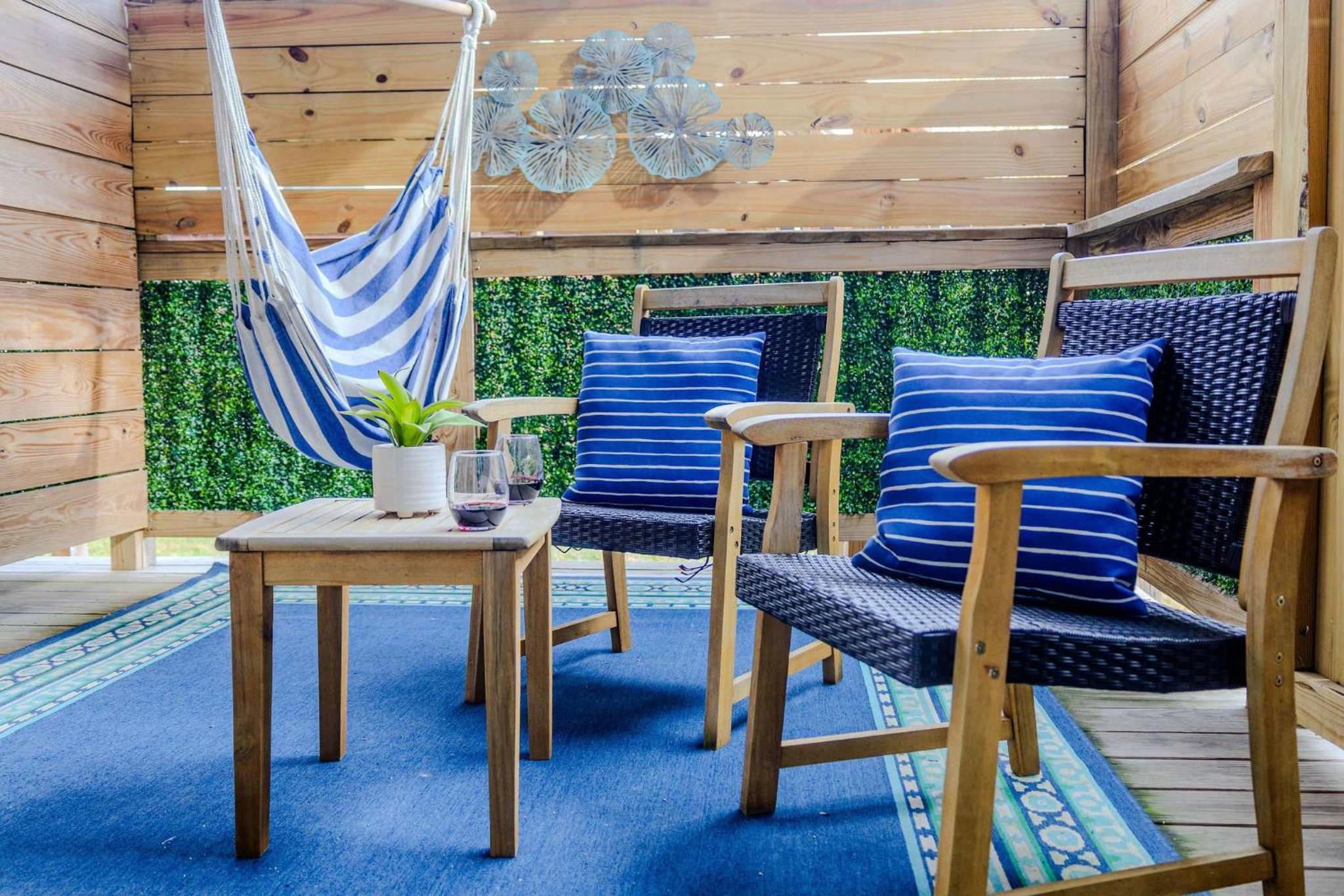Jennifer's Stylish Apt Private Deck Backyard Oasis - main view