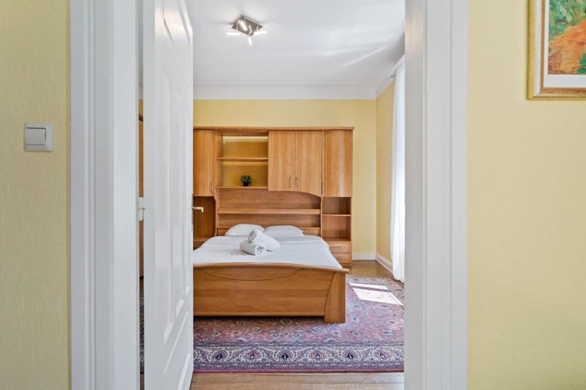 Cozy Townhome Near City Center Free Parking & Wi-Fi view 2