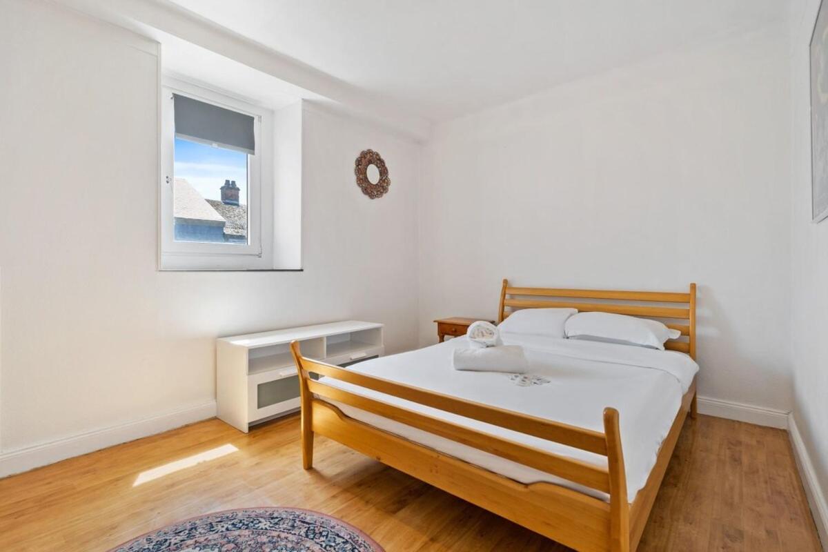 Cozy Townhome Near City Center Free Parking & Wi-Fi view 4