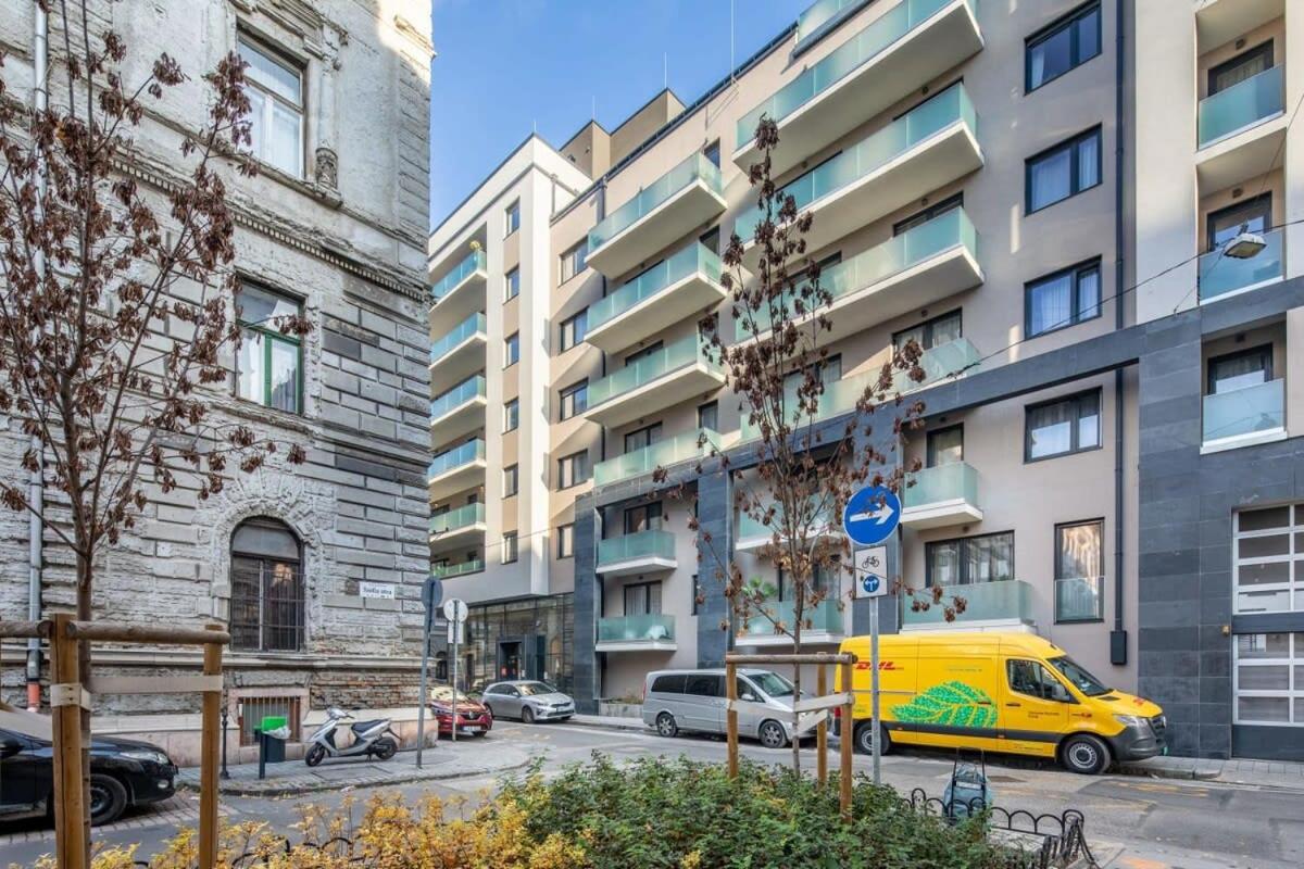 Cute Central Apartment with Balcony view 3