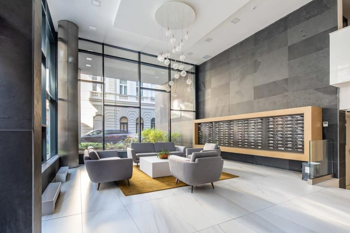 Cute Central Apartment with Balcony view 4