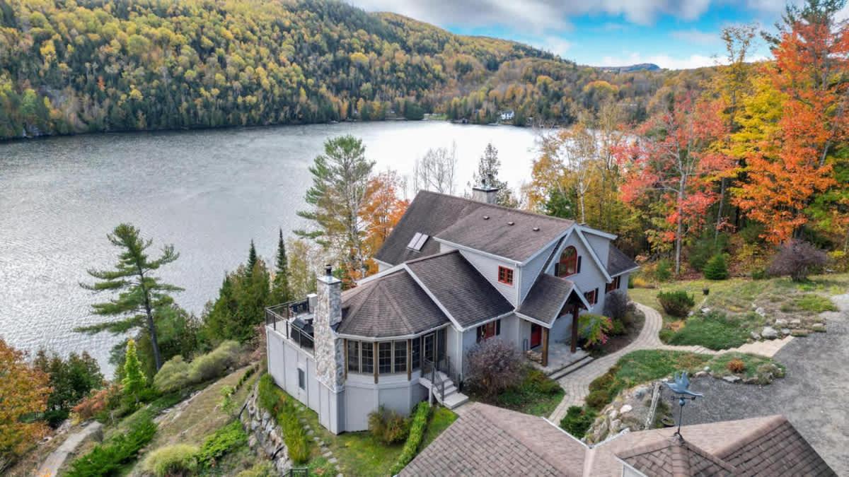 The Vista - Magnificent waterfront beach & hot tub