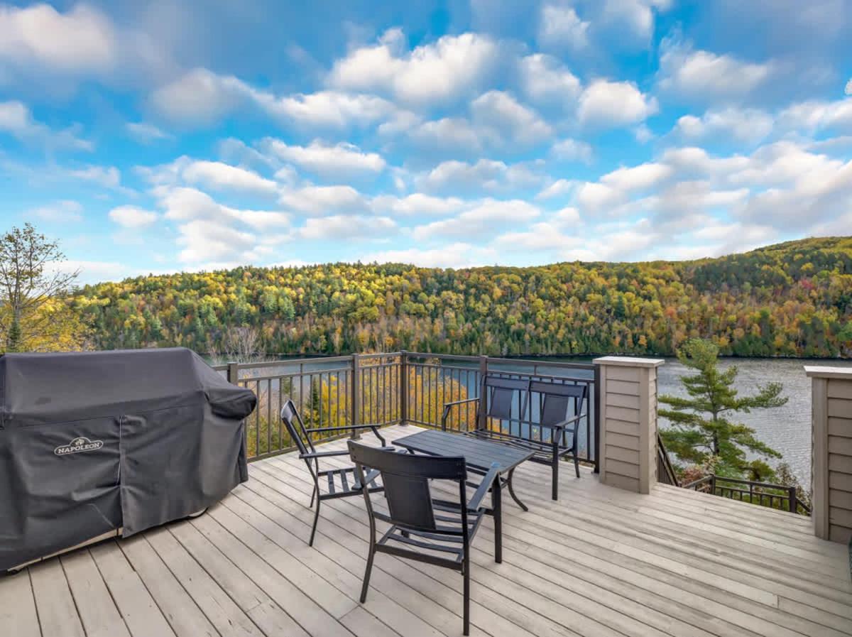 The Vista - Magnificent waterfront beach & hot tub