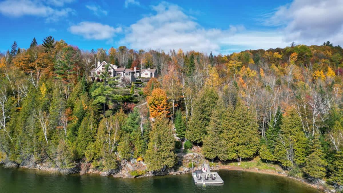 The Vista - Magnificent waterfront beach & hot tub