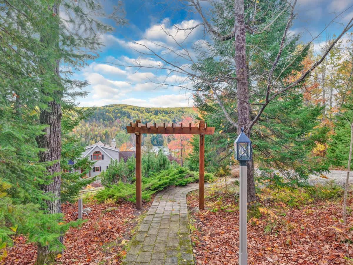 The Vista - Magnificent waterfront beach & hot tub