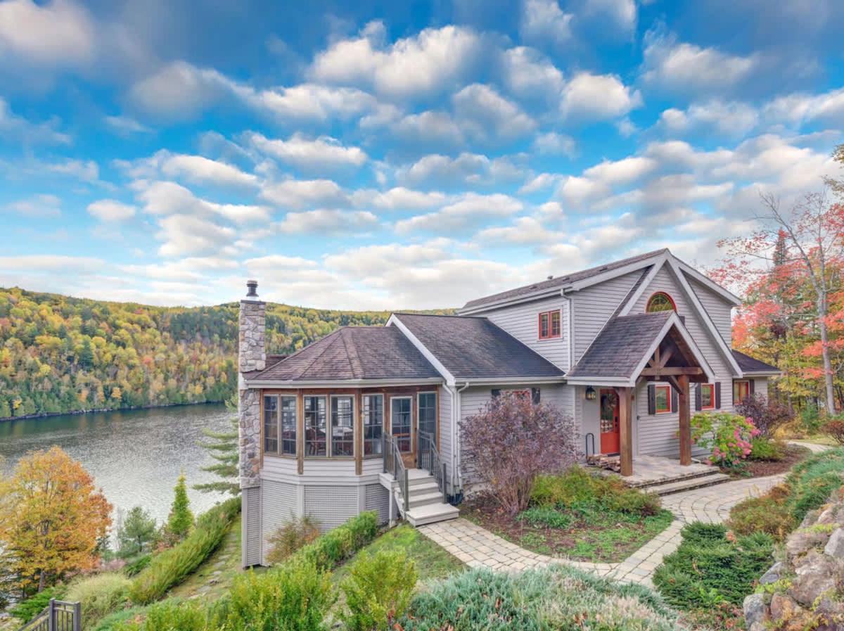 The Vista - Magnificent waterfront beach & hot tub