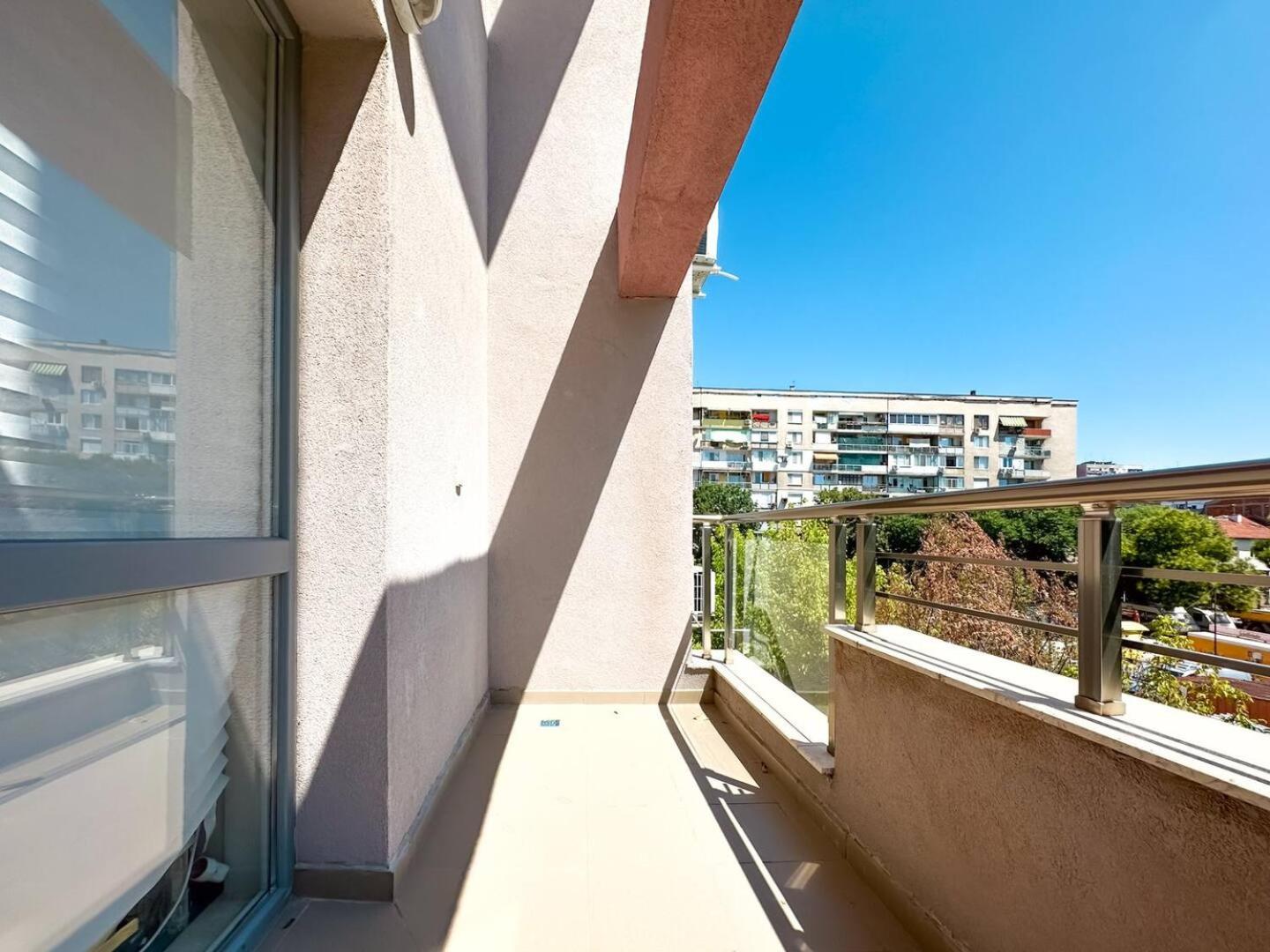 Modern 1br Apartment With All The Comforts Of Home