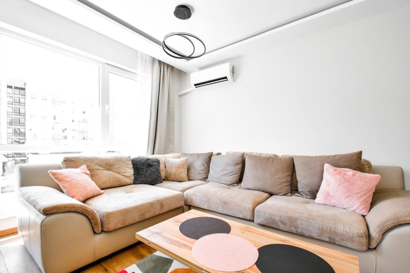 Modern 1br Apartment With All The Comforts Of Home