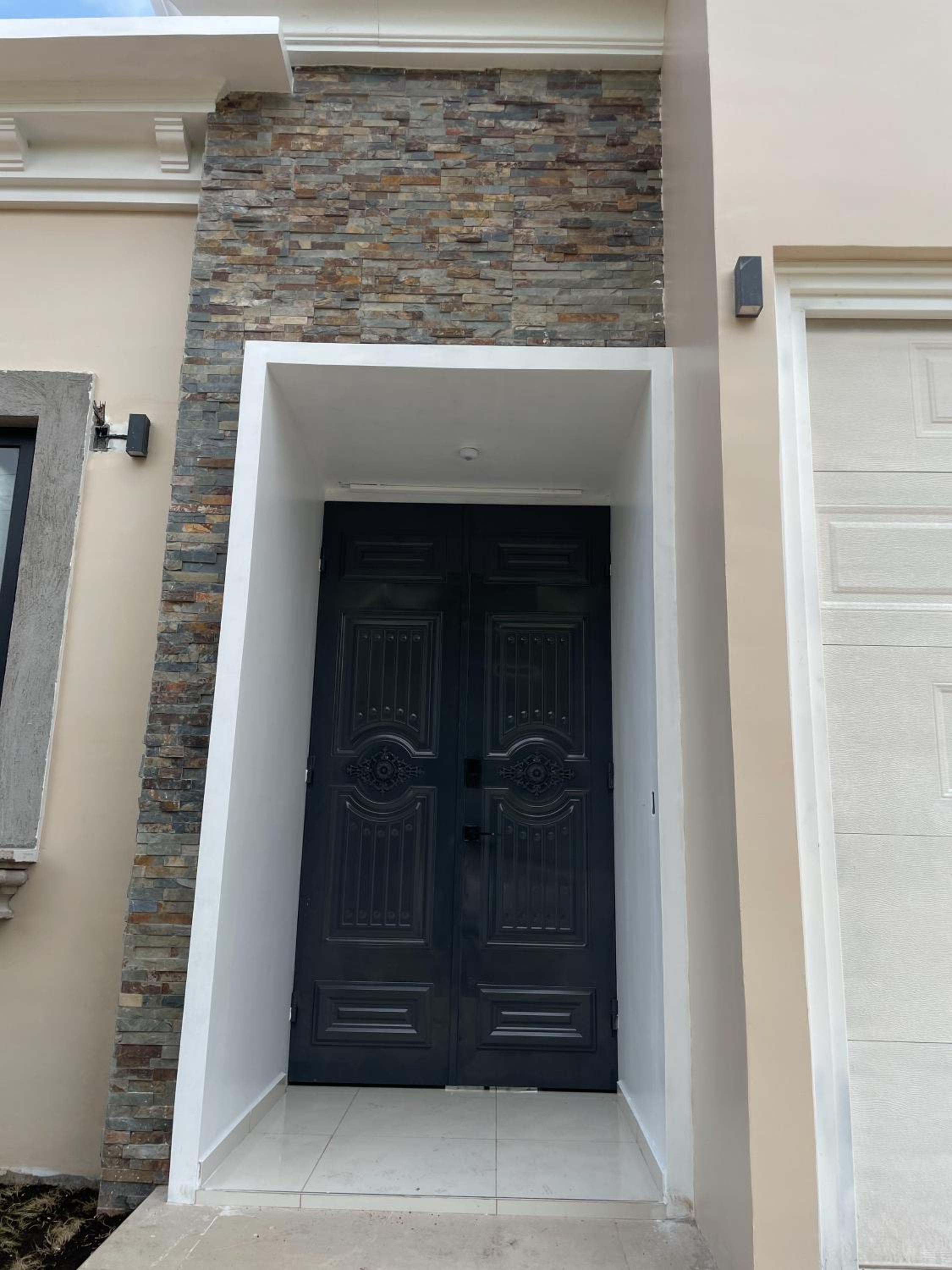 Luxury 3-BR Riverside Area Home view 2