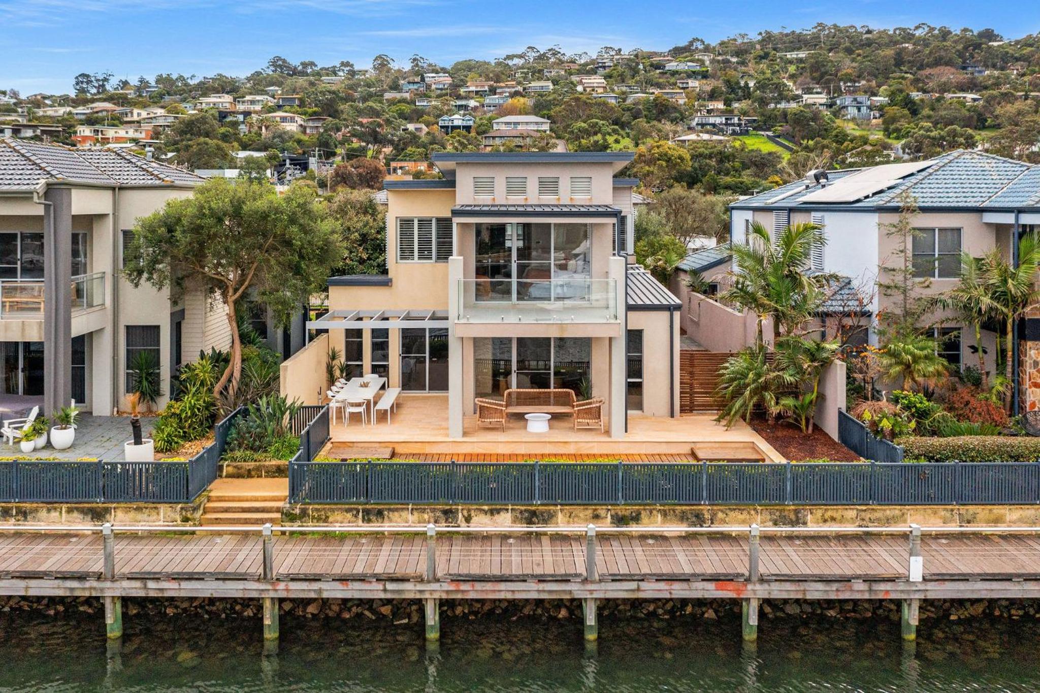 Waterfront Martha Cove Getaway 250m from beach