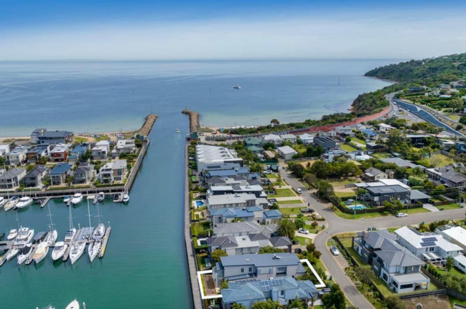 Waterfront Martha Cove Getaway 250m from beach