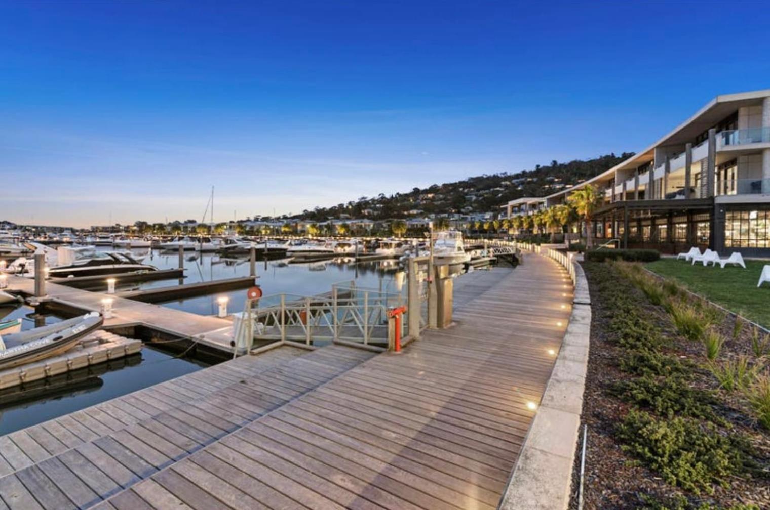 Waterfront Martha Cove Getaway 250m from beach