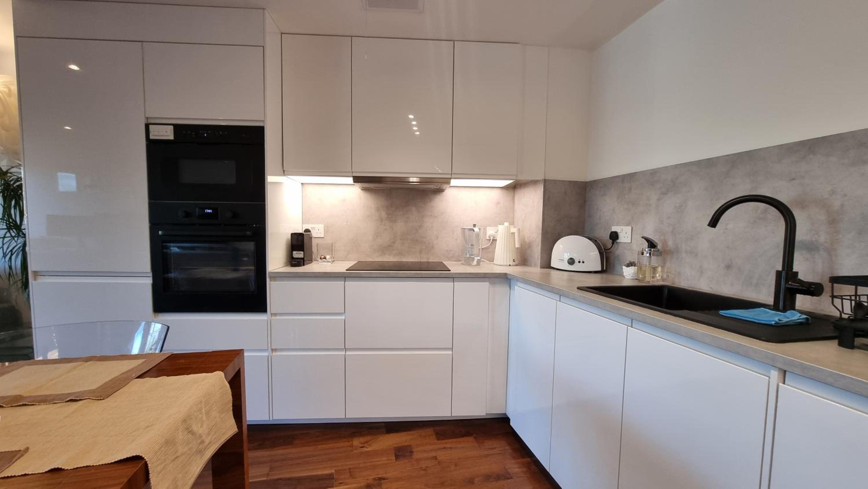 London Bridge spacious apartment — kitchen