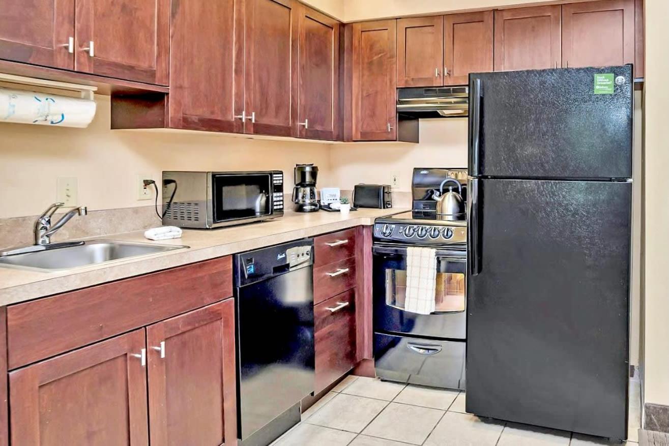 Contemporary Apartment with Pool Hot Tub - Close to Universal Studios