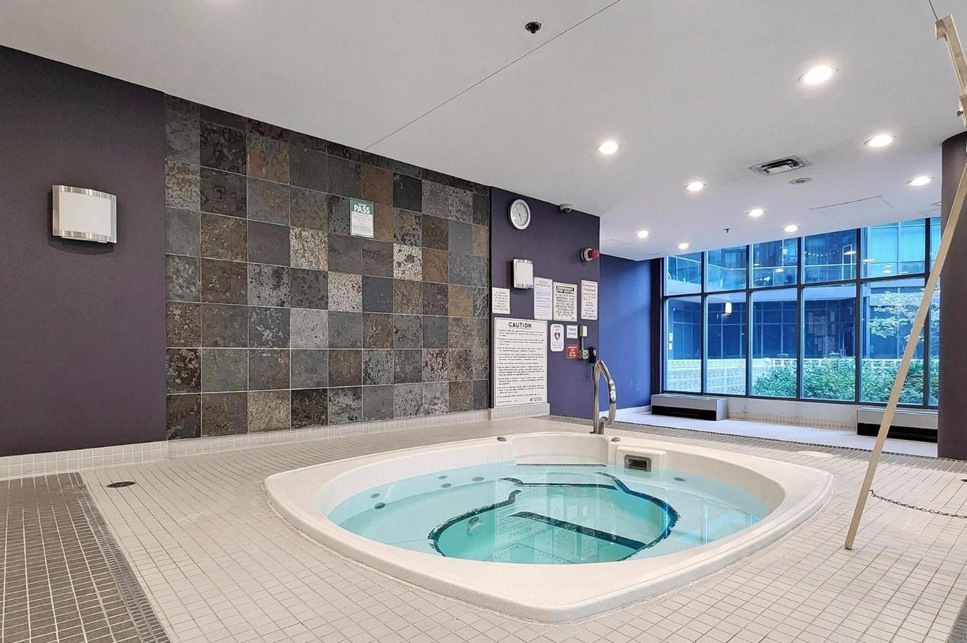 2 BR Waterfront Condo Downtown w/ free Parking