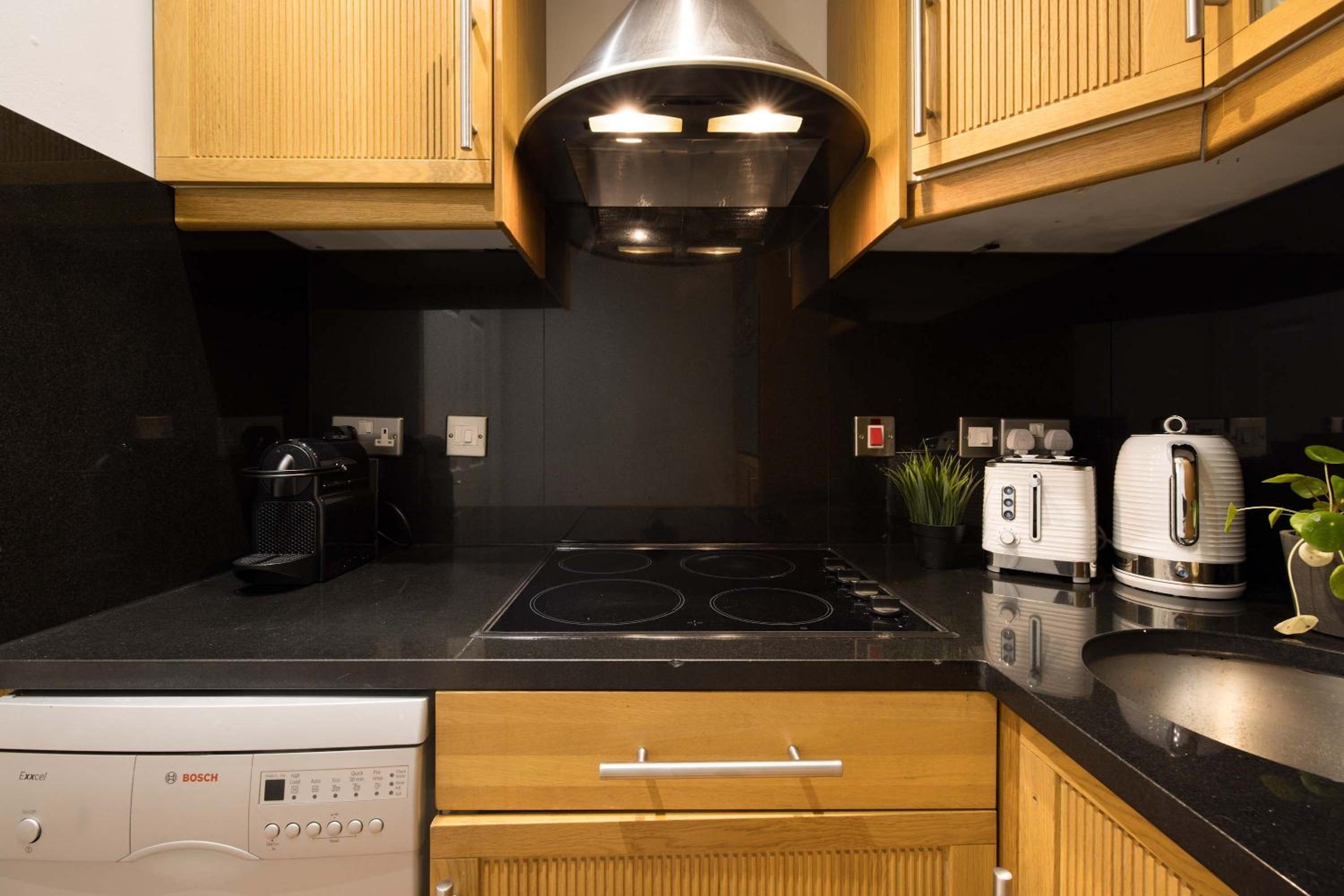 Chic & Sunlit Earls Court Flat