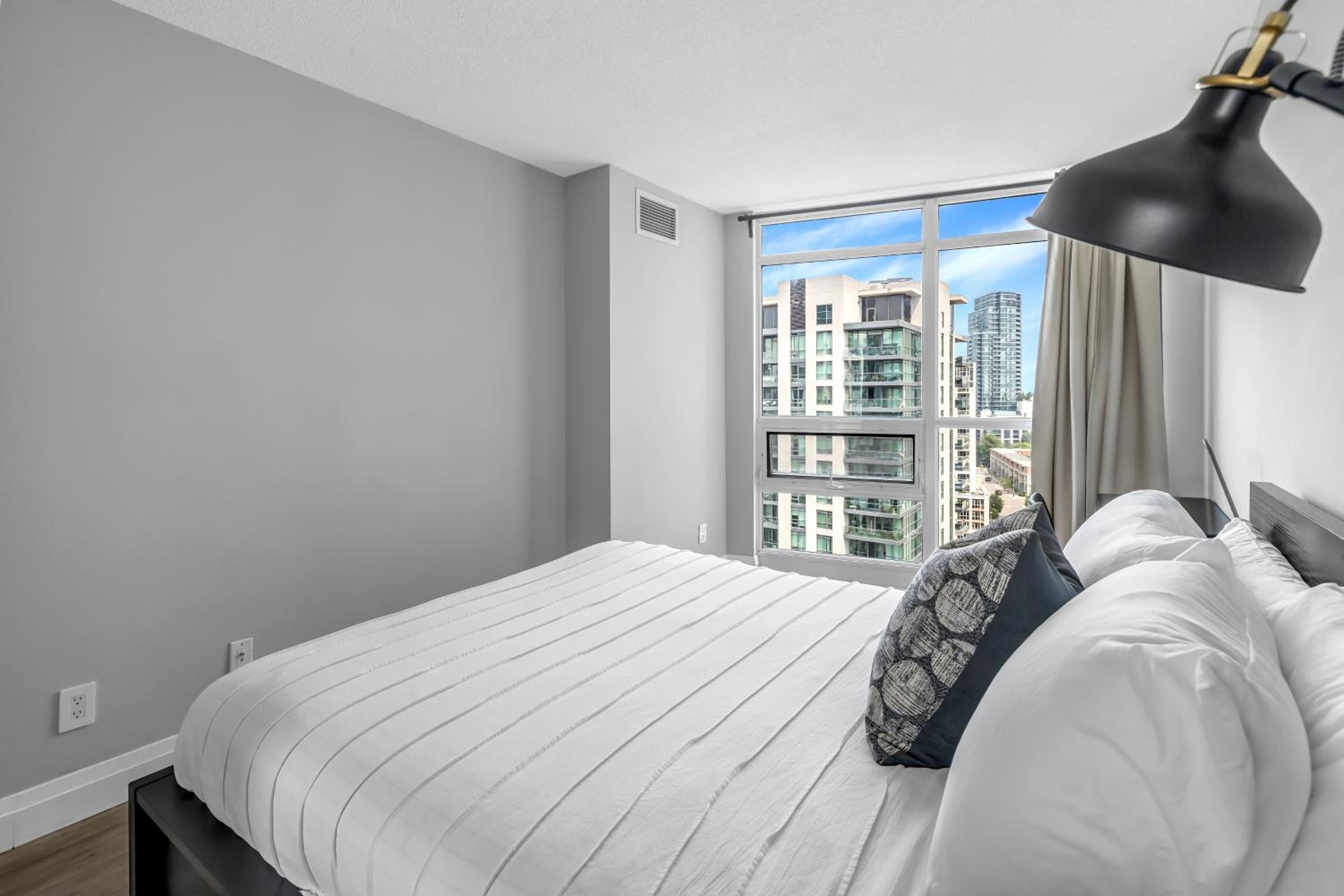 2 BR Waterfront Condo Downtown w/ free Parking
