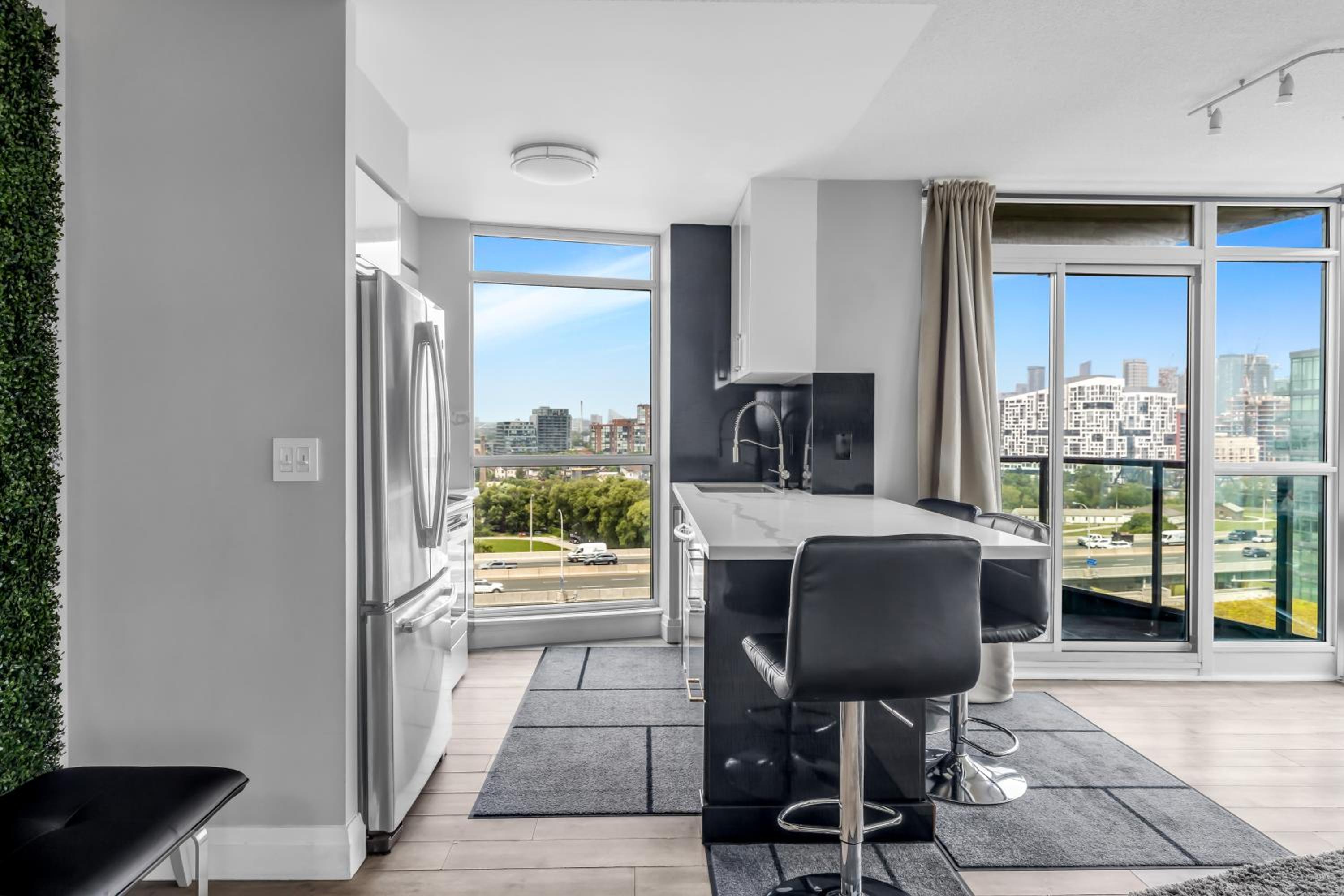 2 BR Waterfront Condo Downtown w/ free Parking
