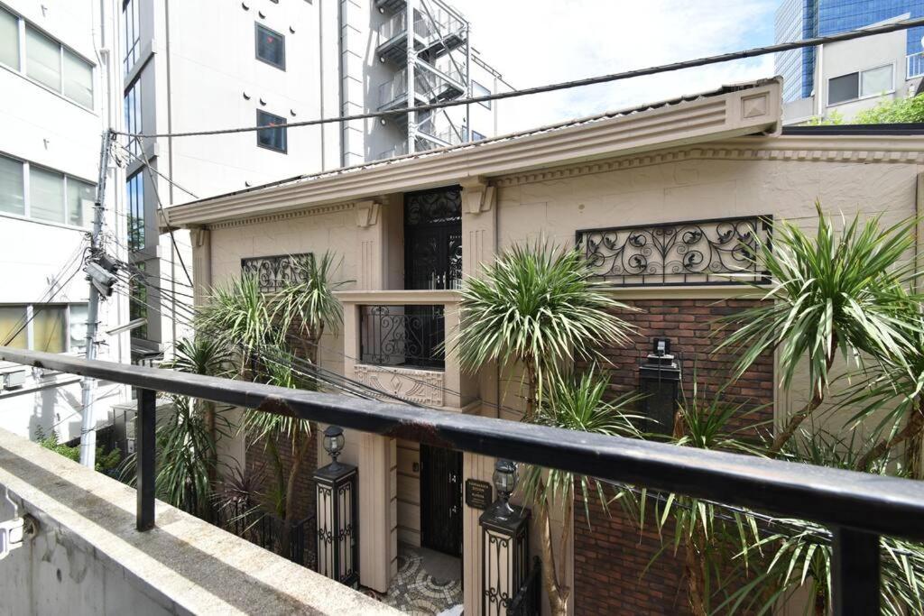 4min Roppongi Enjoy travel and gourmet experiences
