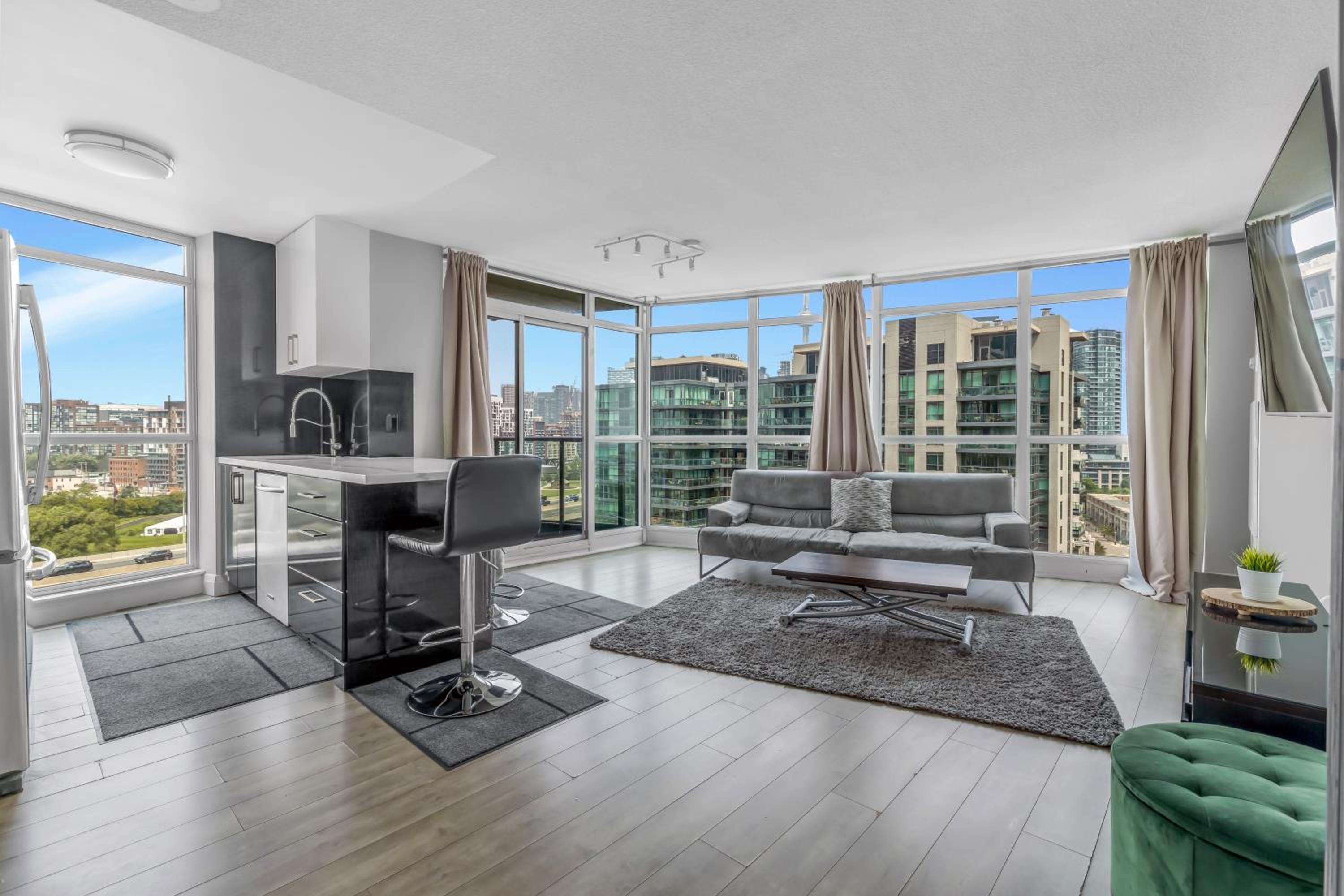 2 BR Waterfront Condo Downtown w/ free Parking