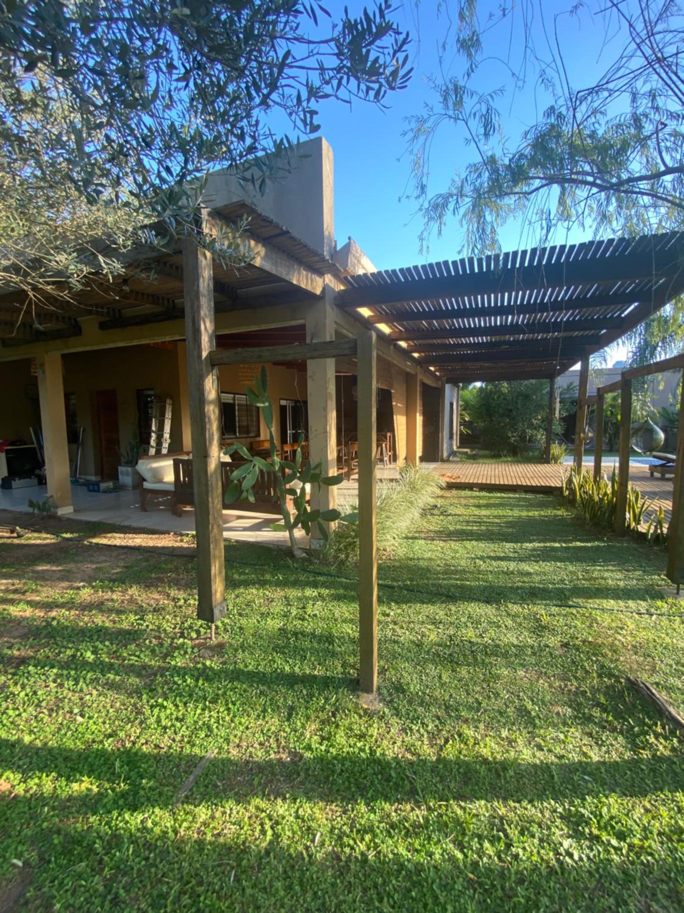 Linda casa a metros del río Paraná con pileta