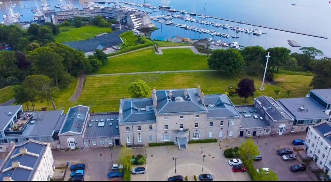 9 Admiralty House Stunning Luxury Apartment with free parking view 3