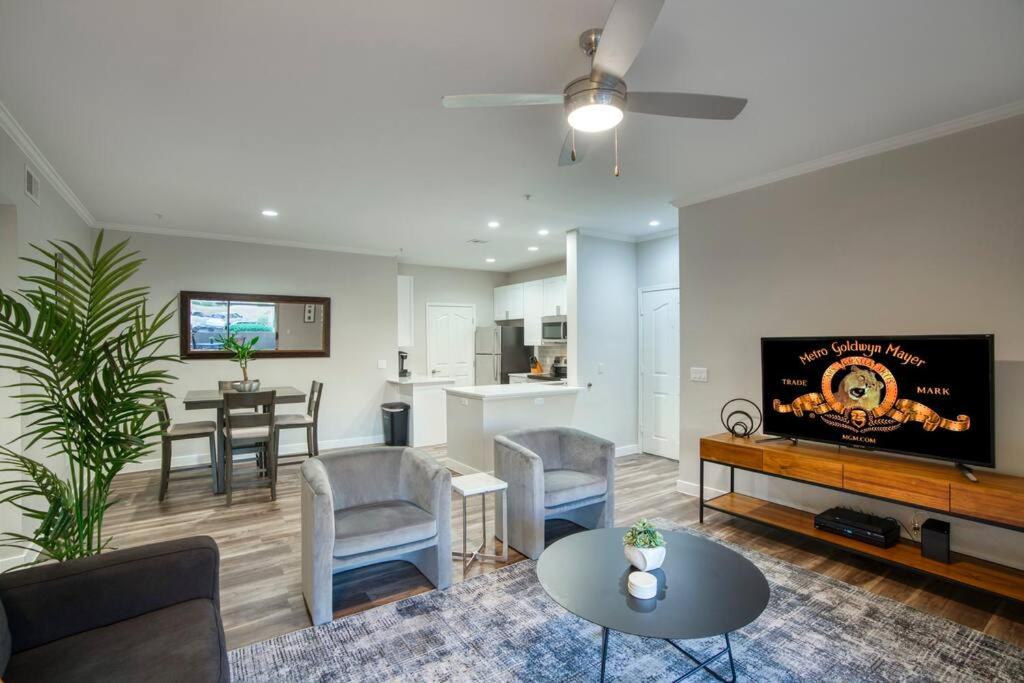 Modern 2-BR Condo near West Gate - Property Image 17