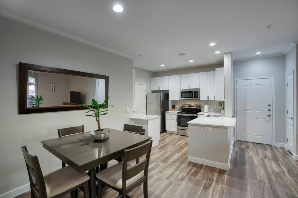 Modern 2-BR Condo near West Gate - Property Image 16
