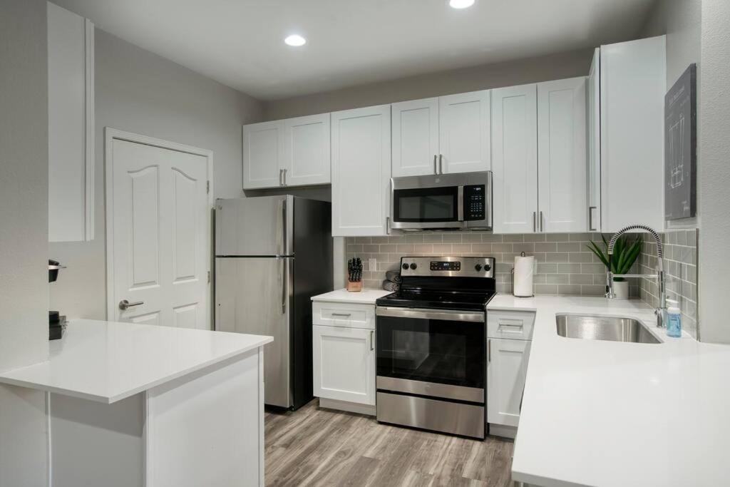 Modern 2-BR Condo near West Gate - Property Image 15