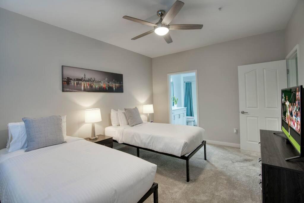 Modern 2-BR Condo near West Gate - Property Image 2