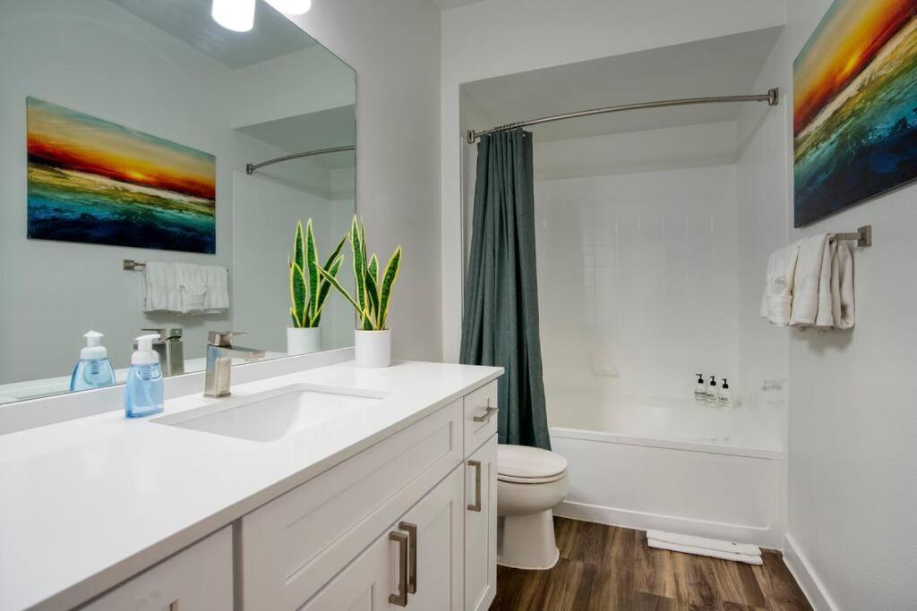 Modern 2-BR Condo near West Gate - Property Image 13
