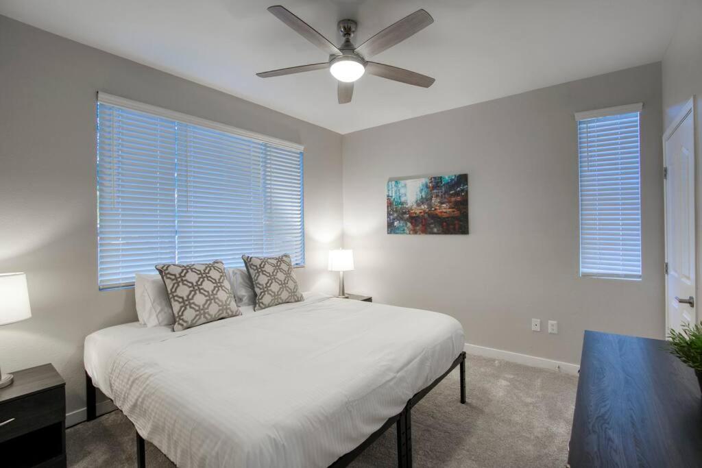 Modern 2-BR Condo near West Gate - Property Image 12