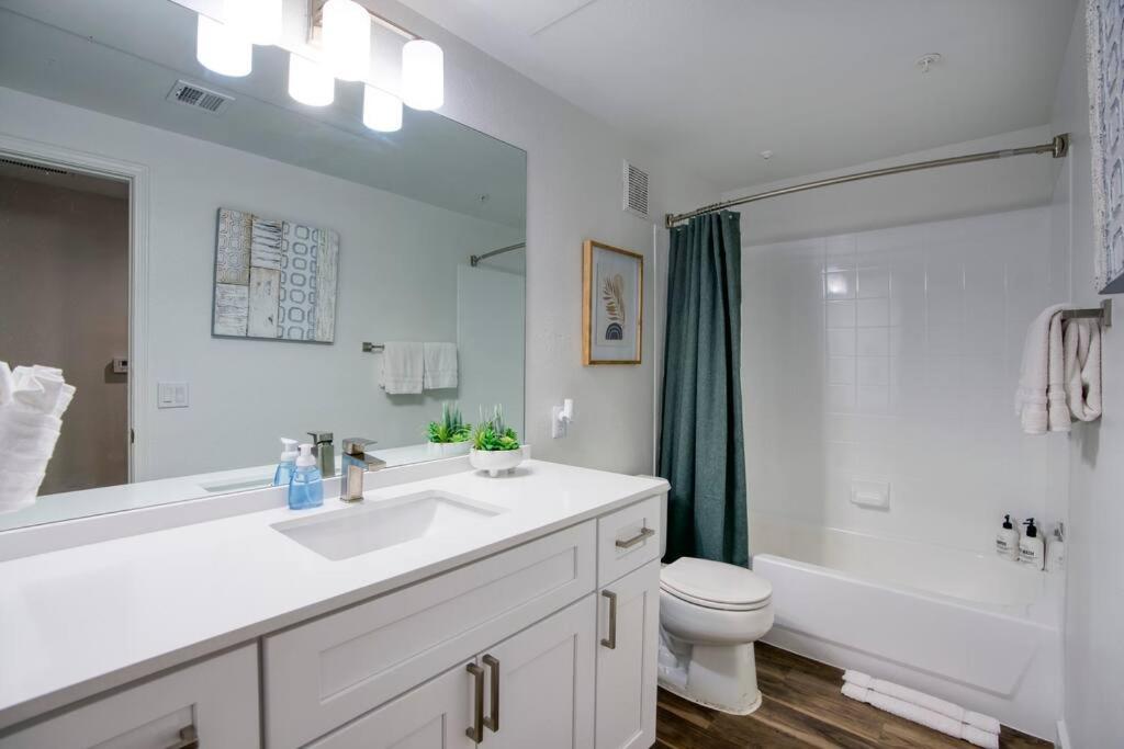 Modern 2-BR Condo near West Gate - Property Image 11