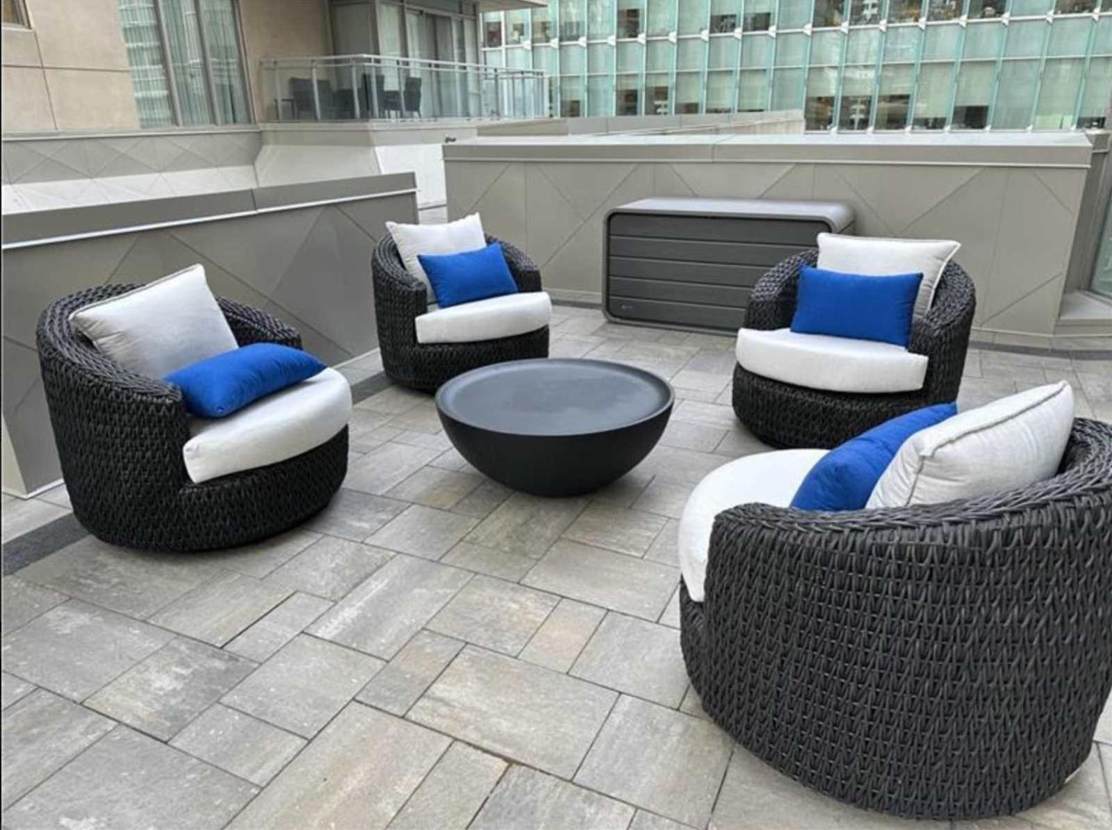 Modern 2-Bedroom Condo w Floor to Ceiling Windows