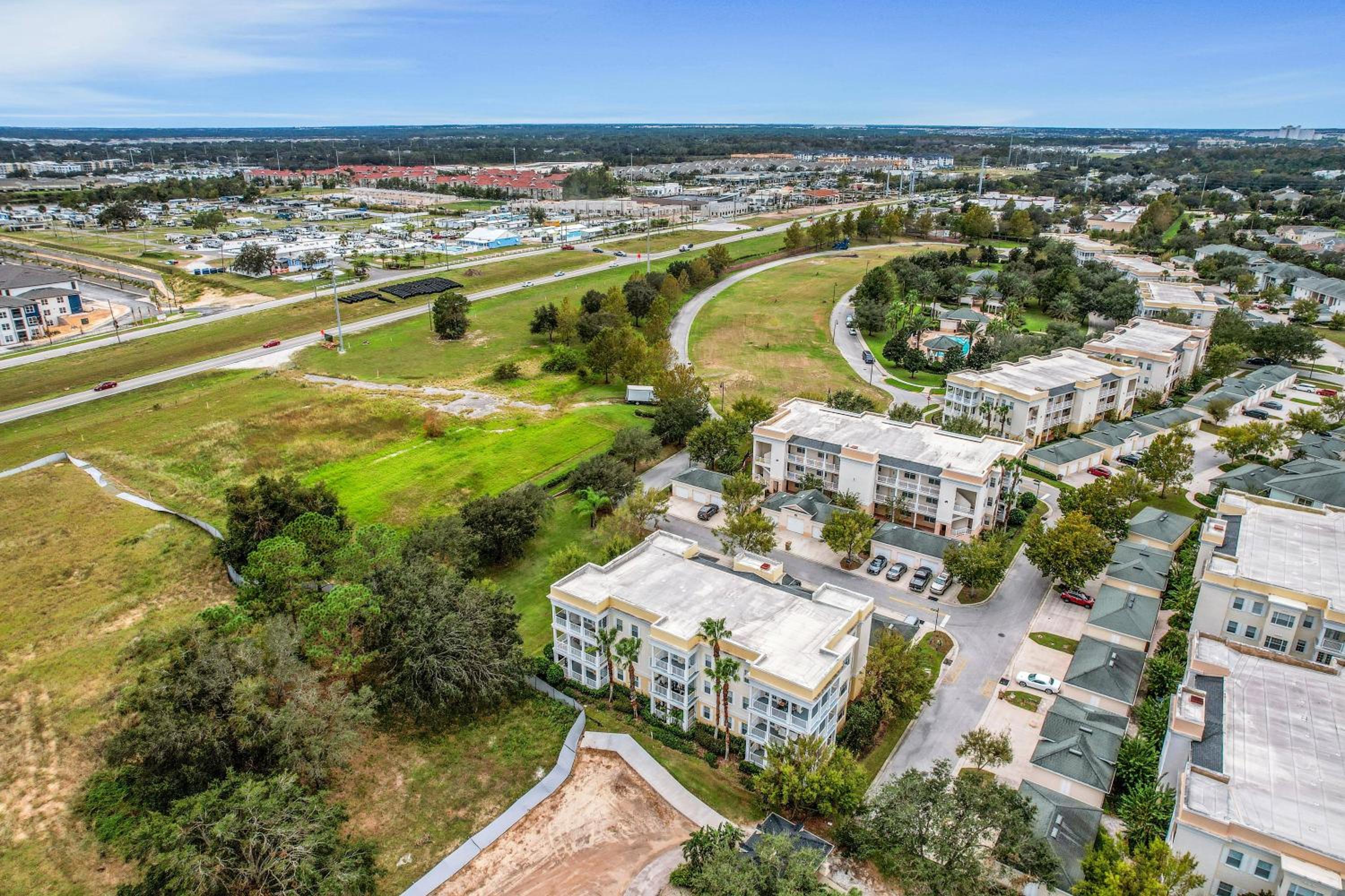 Reunion Retreat: Spacious Condo Near Disney Parks view 3