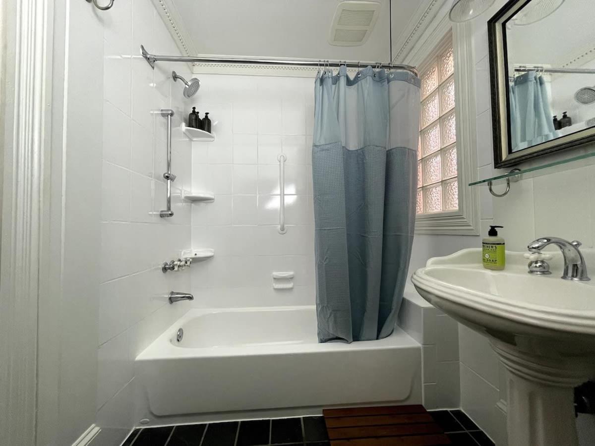 Spacious Capitol Hill 2 Bedroom Apartment with Free Parking view 4
