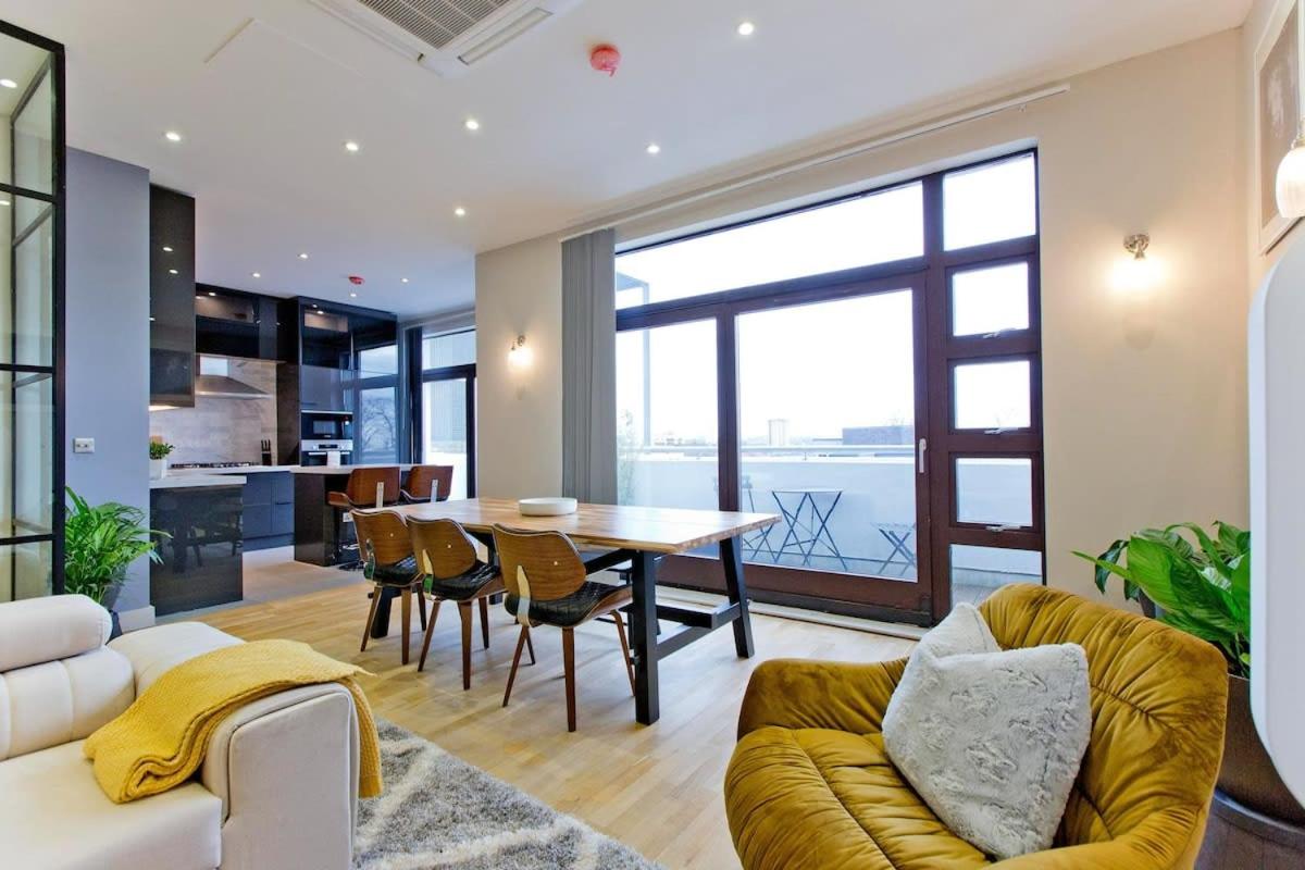 Stylish Penthouse with City Views / balcony AC