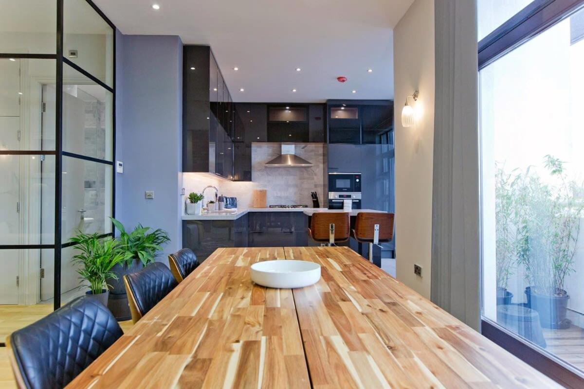 Stylish Penthouse with City Views / balcony AC