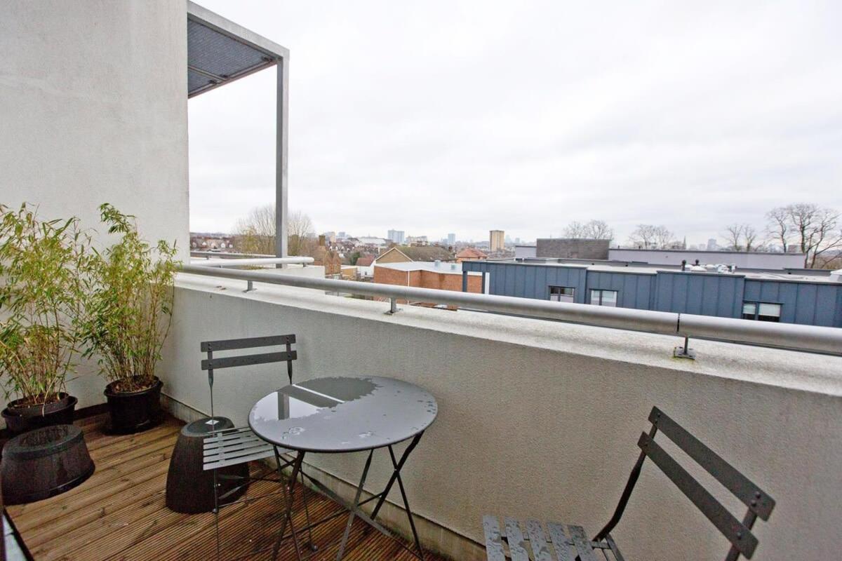 Stylish Penthouse with City Views / balcony AC