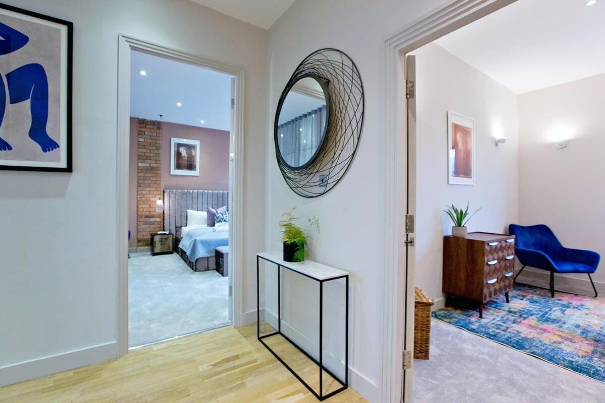 Stylish Penthouse with City Views / balcony AC