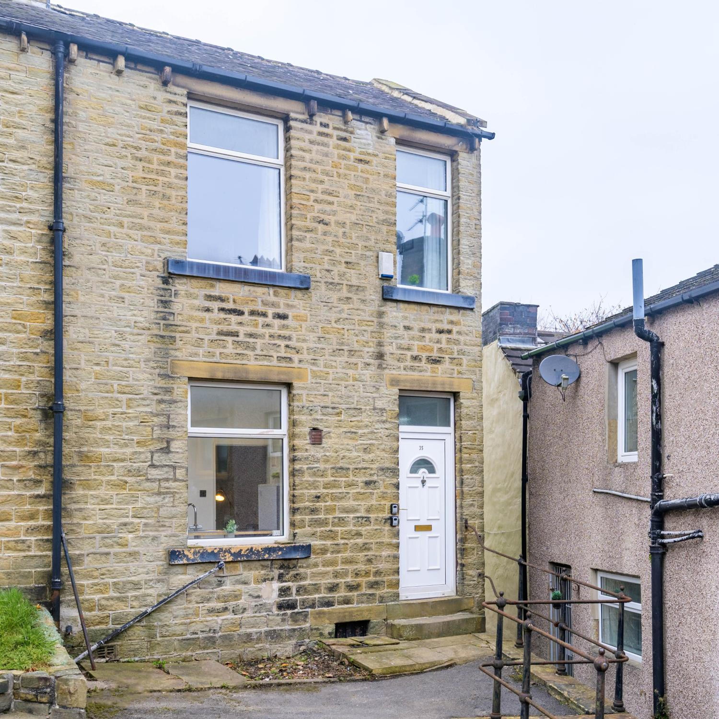 Huddersfield 2BR Flat - Free Parking